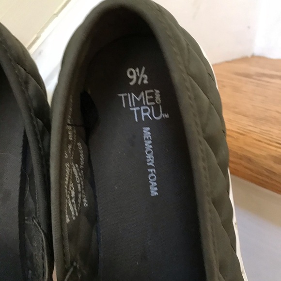 True and tru army green memory foam shoes size91/2 - Picture 2 of 6